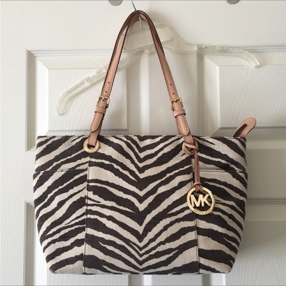 NOT FOR SALE. Welcome to My Closet 👜👛🎒👝 - Picture 7 of 13